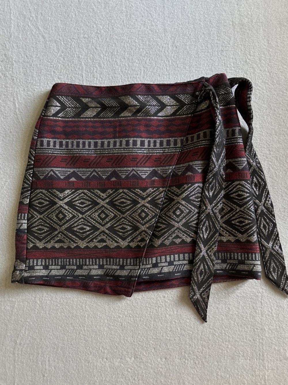 Express Skirt Womens 2 Red Black Metallic Jacquard Wrap Mini Aztec Tribal 15.5”